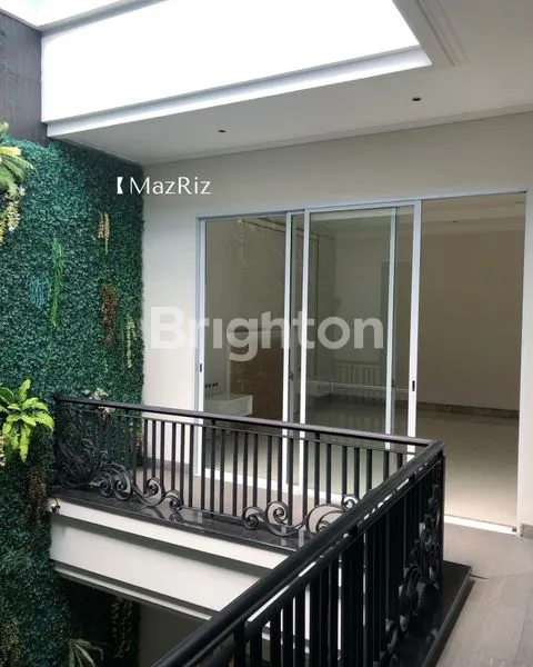 image RUMAH MEWAH 2 LANTAI MODERN MINIMALIS DI GRAHA FAMILI SURABAYA (7)