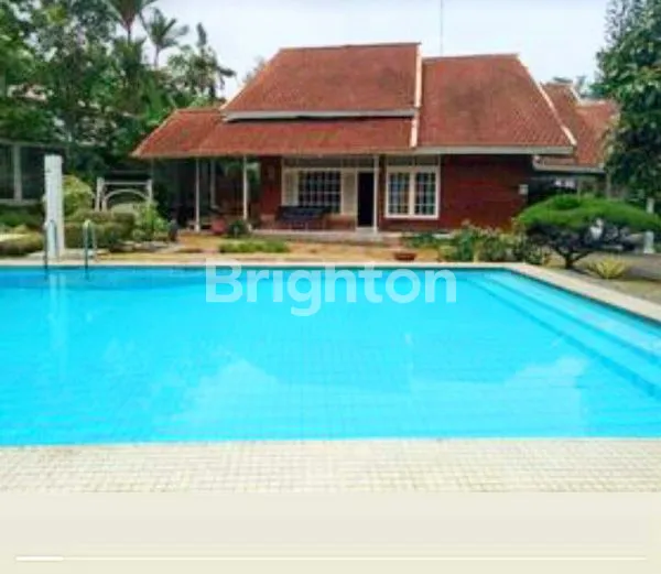 image VILLA DENGAN HALAMAN LUAS & KOLAM RENANG DI CITEKO, CISARUA  BOGOR (1)