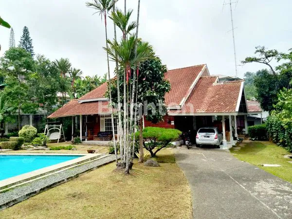 image VILLA DENGAN HALAMAN LUAS & KOLAM RENANG DI CITEKO, CISARUA  BOGOR (3)