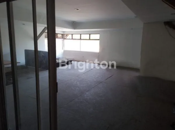 image KANTOR 2 LANTAI BONUS GUDANG DI BY PASS NGURAH RAI, KEDONGANAN JIMBARAN – LOKASI PREMIUM – 0 JALAN BY PASS NGURAH RAI – HALAMAN LUAS (4)