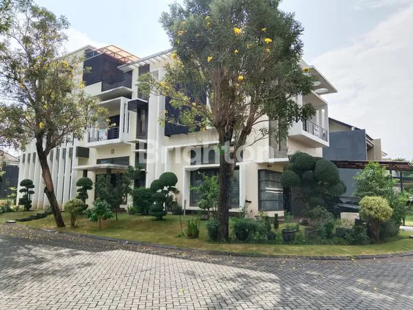 image RUMAH MEWAH, HOOK 2 SISI, LUAS, TERAWAT, PAKUWON INDAH, SURABAYA (2)