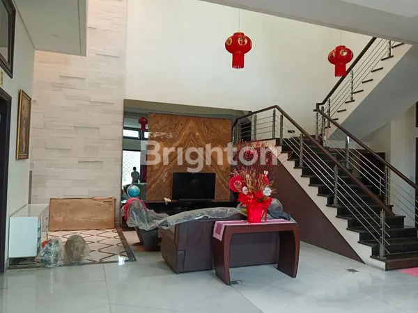 image RUMAH MEWAH, HOOK 2 SISI, LUAS, TERAWAT, PAKUWON INDAH, SURABAYA (3)