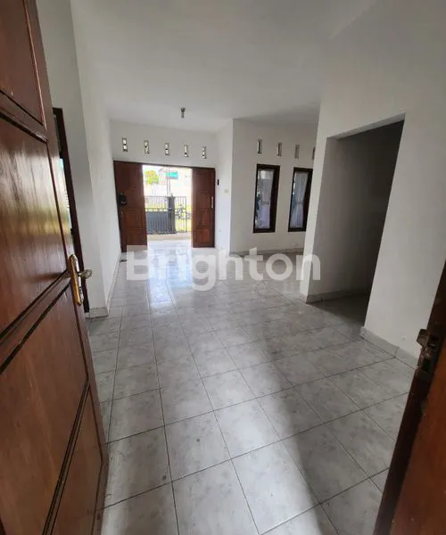 image RUMAH BARU LUAS KOKOH 2 LT VIEW MENAWAN LOKASI DEKAT JL DI KEBONAGUNG KOTA MALANG (3)