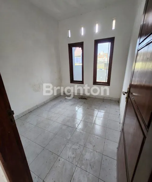 image RUMAH BARU LUAS KOKOH 2 LT VIEW MENAWAN LOKASI DEKAT JL DI KEBONAGUNG KOTA MALANG (5)