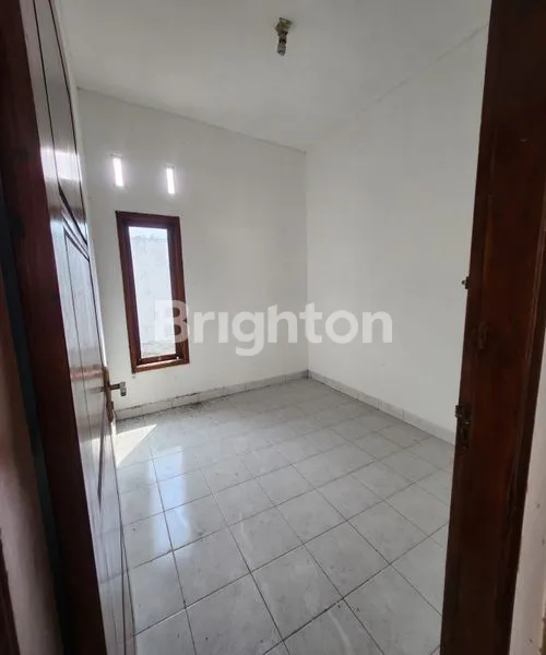 image RUMAH BARU LUAS KOKOH 2 LT VIEW MENAWAN LOKASI DEKAT JL DI KEBONAGUNG KOTA MALANG (7)