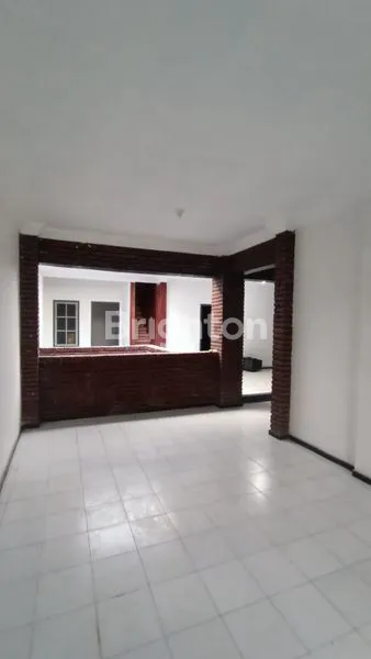 image RUMAH BESAR DIPINGGIR JALAN RAYA DITENGAH KOTA KEDIRI (5)