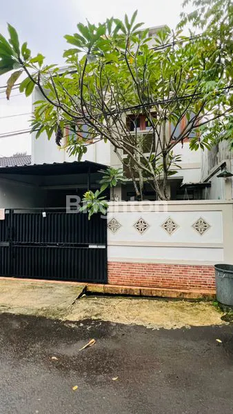 image RUMAH 2 LANTAI SIAP HUNI DI KOMPLEK DEKAT PUSAT PEMERINTAHAN KOTA DEPOK (1)