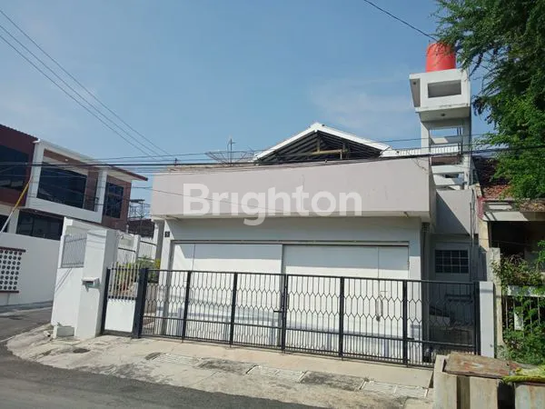 image SERBA DUA; DAPAT  RUMAH JUGA DAPAT CUAN, RUMAH DUA LANTAI, TANGGA NAIK ADA DUA, KEDUA LANTAINYA PUNYA KAMAR MANDI DAN PINTU GARASI MOBIL JUGA DUA (1)