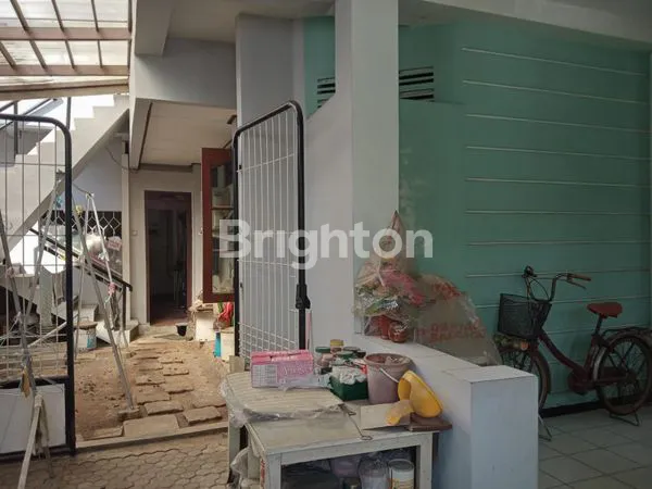 image SERBA DUA; DAPAT  RUMAH JUGA DAPAT CUAN, RUMAH DUA LANTAI, TANGGA NAIK ADA DUA, KEDUA LANTAINYA PUNYA KAMAR MANDI DAN PINTU GARASI MOBIL JUGA DUA (3)