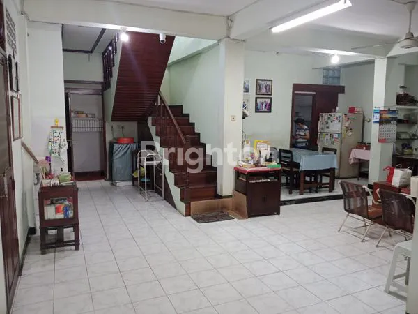 image SERBA DUA; DAPAT  RUMAH JUGA DAPAT CUAN, RUMAH DUA LANTAI, TANGGA NAIK ADA DUA, KEDUA LANTAINYA PUNYA KAMAR MANDI DAN PINTU GARASI MOBIL JUGA DUA (4)