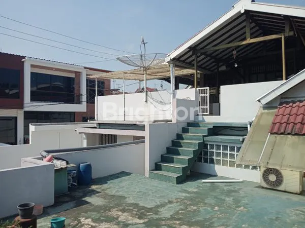 image SERBA DUA; DAPAT  RUMAH JUGA DAPAT CUAN, RUMAH DUA LANTAI, TANGGA NAIK ADA DUA, KEDUA LANTAINYA PUNYA KAMAR MANDI DAN PINTU GARASI MOBIL JUGA DUA (5)