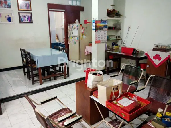 image SERBA DUA; DAPAT  RUMAH JUGA DAPAT CUAN, RUMAH DUA LANTAI, TANGGA NAIK ADA DUA, KEDUA LANTAINYA PUNYA KAMAR MANDI DAN PINTU GARASI MOBIL JUGA DUA (7)