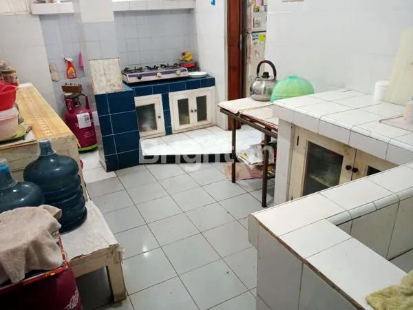 image SERBA DUA; DAPAT  RUMAH JUGA DAPAT CUAN, RUMAH DUA LANTAI, TANGGA NAIK ADA DUA, KEDUA LANTAINYA PUNYA KAMAR MANDI DAN PINTU GARASI MOBIL JUGA DUA (8)