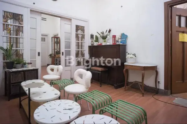 image ARSITEKTUR GAYA KOLONIAL ANTIK NUANSA SEJARAH RAYA KOMERSIL SURABAYA PUSAT 3 LANTAI. DKT DR SOETOMO,RAYA DARMO,UNTUNG SUROPATI,KARTINI,IMAM BONJOL,WAHIDIN,WR SUPRATMAN,MUSI,DIPONEGORO,ANWARI,THAMRIN,ANJASMORO,ARJUNO,DINOYO,RAYA SURABAYA MALANG,PRAPANCA (3)