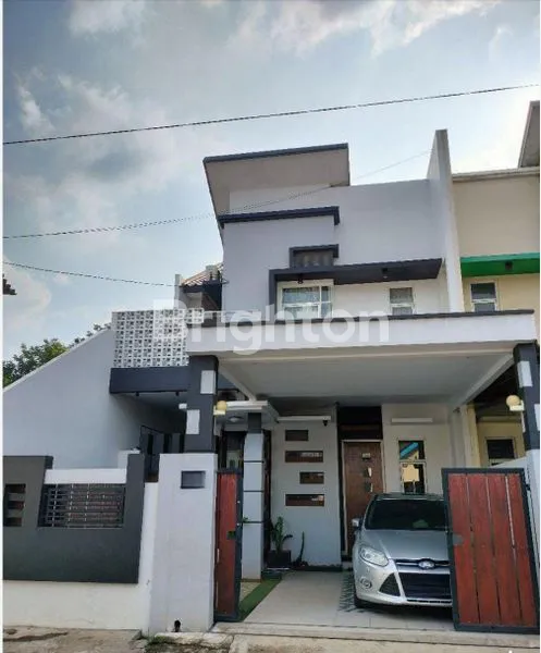 image WOWWWWWW KAPAN LAGI BISA PUNYA RUMAH SEBAGUS DAN SERAPI INI....RUMAH 2 LANTAI MODERN MINIMALIS DENGAN DESAIN YANG KEREN SEMI FURNISHED SIAP HUNI DI KAMPUNG BUBULAK ,BOJONG KULUR,GUNUNG PUTRI ,BOGOR,JAWA BARAT (1)
