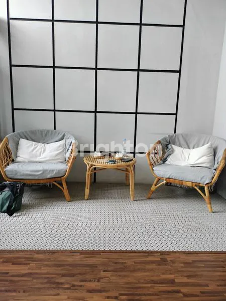 image WOWWWWWW KAPAN LAGI BISA PUNYA RUMAH SEBAGUS DAN SERAPI INI....RUMAH 2 LANTAI MODERN MINIMALIS DENGAN DESAIN YANG KEREN SEMI FURNISHED SIAP HUNI DI KAMPUNG BUBULAK ,BOJONG KULUR,GUNUNG PUTRI ,BOGOR,JAWA BARAT (2)