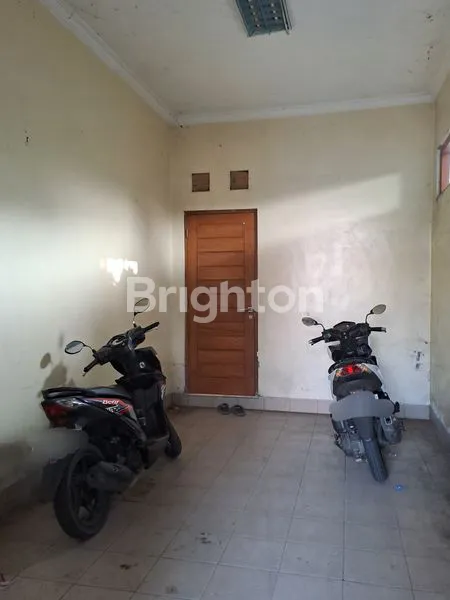 image TURUN HARGA RUMAH TENGAH KOTA JUAL/SEWA LOKASI STRATEGIS PINGGIR JALAN RAYA DEKAT MANAHAN SOLO KOTA (2)