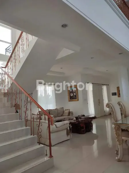 RUMAH MEWAH 2 LANTAI DI DAERAH YANG MASIH ASRI DAN LINGKUNGAN YANG TENANG