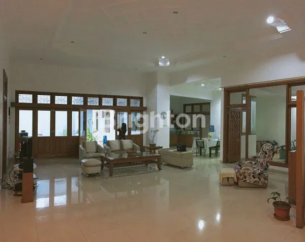 image RUMAH CANTIK DAN MEWAH DEKAT IJEN (2)