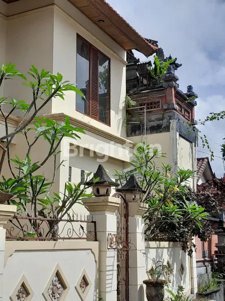 image RUMAH INI BERADA DI LINGKUNGAN PERUMAHAN ONE GATE SYSTEM DI DALAM KOTA DENPASAR BALI (1)