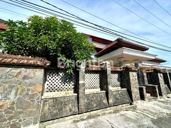 image RUMAH MEWAH ADA KOLAM RENANG (1)