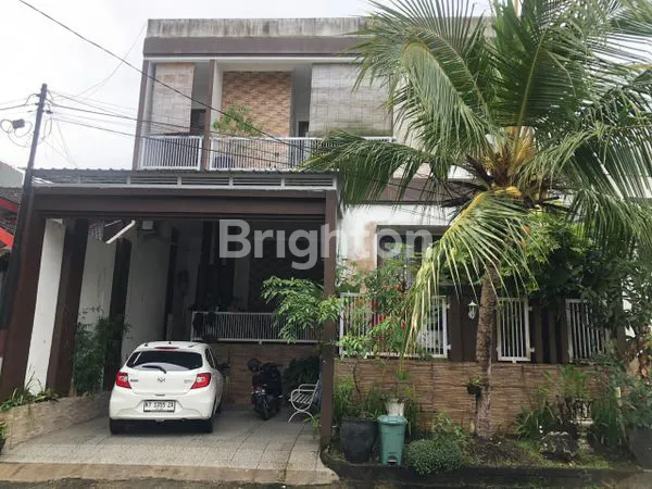 image RUMAH 2 LANTAI SETENGAH BERSIH TERAWAT SIAP HUNI DALAM CLUSTER  PERUMAHAN ELIT  BALIKPAPAN BARU (1)