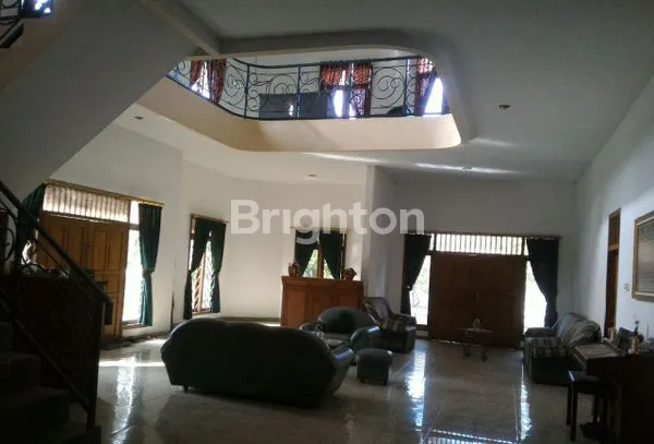 image RUMAH MEWAH DI RAYA BUDURAN SIDOARJO (3)