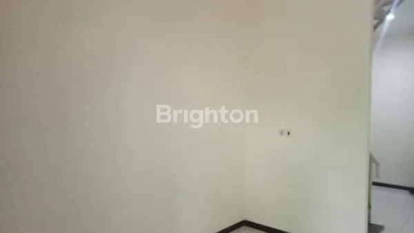 image RUMAH BARU RENOVASI SATU SETENGAH LANTAI LOKASI STRATEGIS (8)