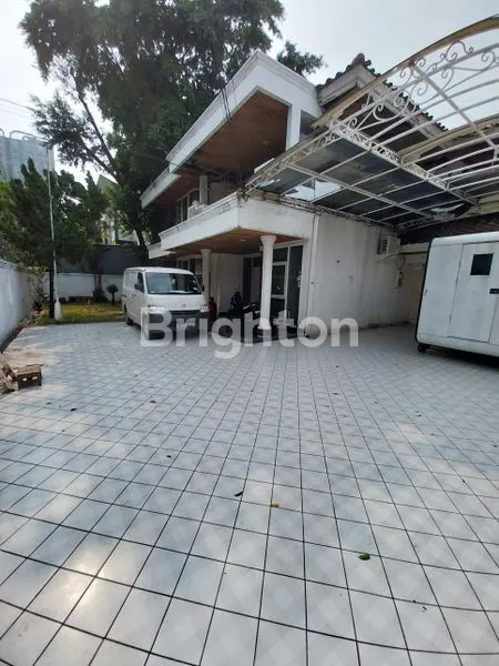 image RUMAH BANGUNAN KOKOH  PERLU RENOVASI ADA KOLAM RENANG DI LOKASI STRATEGIS TENANG NYAMAN CEMPAKA PUTIH JAKARTA PUSAT (1)