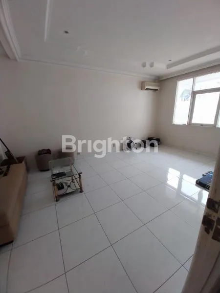 image RUMAH BANGUNAN KOKOH  PERLU RENOVASI ADA KOLAM RENANG DI LOKASI STRATEGIS TENANG NYAMAN CEMPAKA PUTIH JAKARTA PUSAT (2)