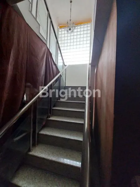 image RUMAH BANGUNAN KOKOH  PERLU RENOVASI ADA KOLAM RENANG DI LOKASI STRATEGIS TENANG NYAMAN CEMPAKA PUTIH JAKARTA PUSAT (7)