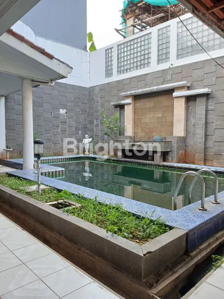 image RUMAH BANGUNAN KOKOH  PERLU RENOVASI ADA KOLAM RENANG DI LOKASI STRATEGIS TENANG NYAMAN CEMPAKA PUTIH JAKARTA PUSAT (6)