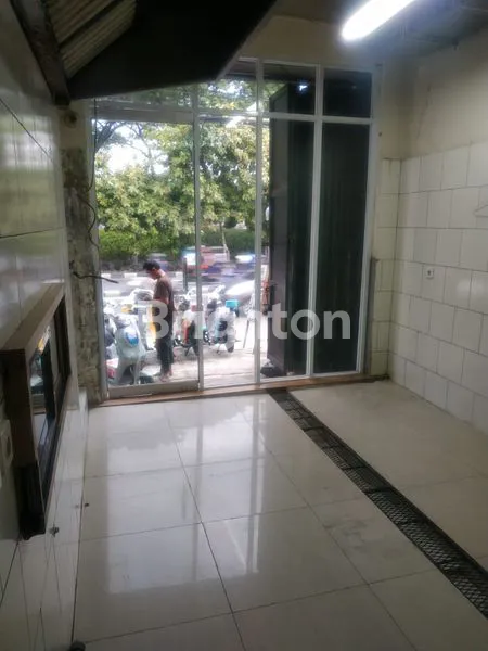 image RUKO LEBAR POSISI DI PINGGIR JALAN RAYA YANG RAMAI JALAN BASUKI RAHMAT JAKARTA TIMUR (4)