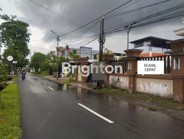image RUMAH MEWAH DESIGN FUTURISTIK PINGGIR JALAN RAYA PONTIANAK BARAT (2)