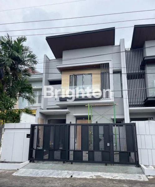 image RUMAH BARU GRESS 2 LANTAI MODERN STYLE MANYAR KARTIKA DEKAT MERR, GALAXY MALL, ARAYA DHARMAHUSADA, KLAMPIS WISMA MUKTI, UNAIR, UNTAG, UBAYA, TENGAH KOTA (1)