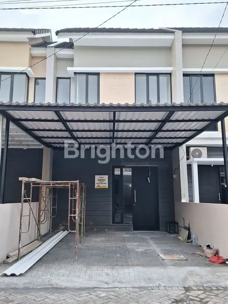 image RUMAH BARU SIAP HUNI 2 LANTAI, SUDAH ADA AC & KANOPI, DI GRAND ALANA REGENCY GUNUNG ANYAR. DEKAT RUNGKUT, MEDOKAN, UPN, MERR, RS MITRA KELUARGA, TOL TAMBAK SUMUR (1)