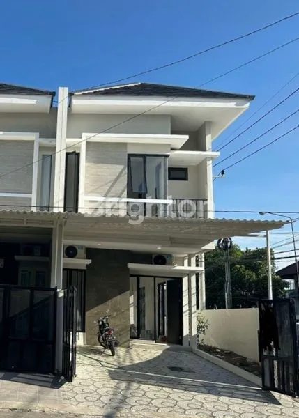 image RUMAH HOOK MODERN STYLE SISA 3 UNIT DEKAT RUNGKUT TENGGILIS (1)