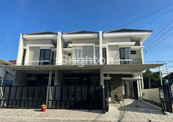 image RUMAH HOOK MODERN STYLE SISA 3 UNIT DEKAT RUNGKUT TENGGILIS (2)