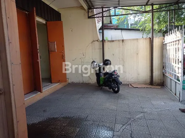 image RUMAH PINGGIR JALAN BESAR BELAKANG PASAR DI SERENGAN (1)