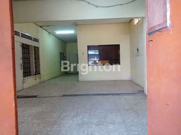 image RUMAH PINGGIR JALAN BESAR BELAKANG PASAR DI SERENGAN (2)