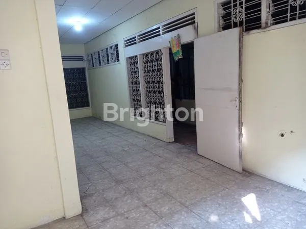 image RUMAH PINGGIR JALAN BESAR BELAKANG PASAR DI SERENGAN (5)