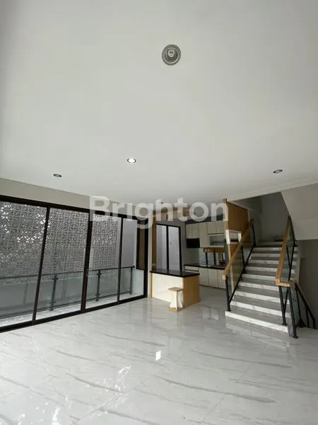 image RUMAH MEWAH CANTIK DENGAN KONSEP VILLA DAN BARU LENGKAP DENGAN KOLAM RENANG DI PASTEUR KOTA BANDUNG (2)