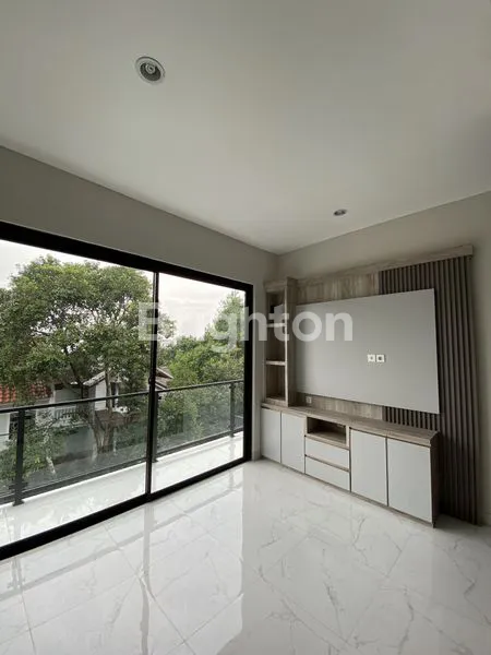 image RUMAH MEWAH CANTIK DENGAN KONSEP VILLA DAN BARU LENGKAP DENGAN KOLAM RENANG DI PASTEUR KOTA BANDUNG (4)