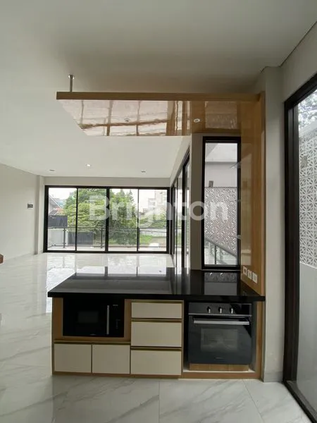 image RUMAH MEWAH CANTIK DENGAN KONSEP VILLA DAN BARU LENGKAP DENGAN KOLAM RENANG DI PASTEUR KOTA BANDUNG (5)