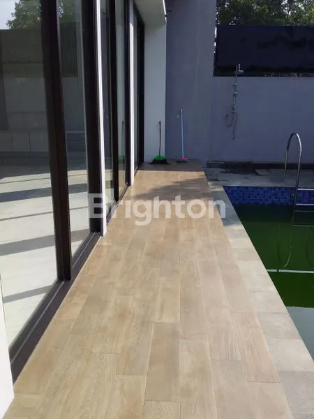 image RUMAH MEWAH CANTIK DENGAN KONSEP VILLA DAN BARU LENGKAP DENGAN KOLAM RENANG DI PASTEUR KOTA BANDUNG (7)