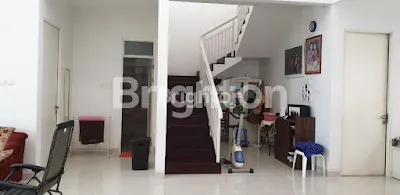 image RUMAH POJOK 2 LANTAI BANGUNAN BERKUALITAS DARMO INDAH TIMUR LUAS (2)