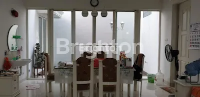 image RUMAH POJOK 2 LANTAI BANGUNAN BERKUALITAS DARMO INDAH TIMUR LUAS (5)