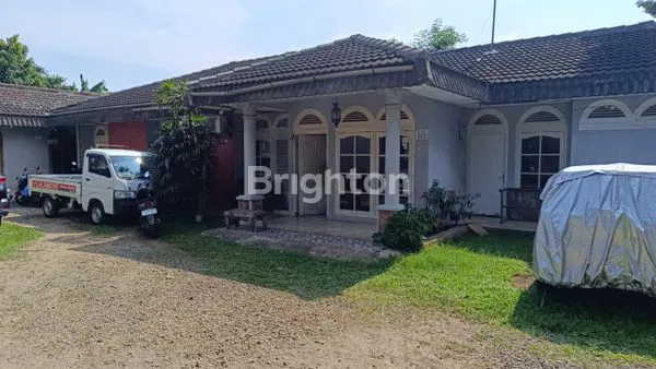 RUMAH KOSAN ATAU HUNIAN KELUARGA BESAR HALAMAN LUAS DAN ASRI