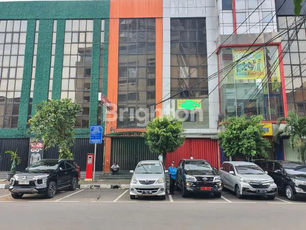 RUKO GANDENG EMPAT LANTAI DI KAWASAN PASAR BARU JAKARTA PUSAT