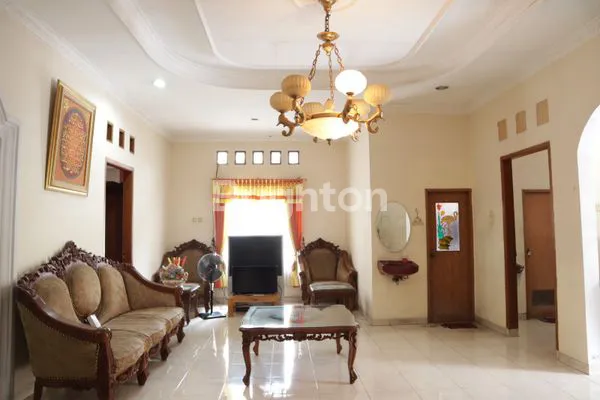 image RUMAH CANTIK NAN ELOK BERLOKASI STRATEGIS (4)